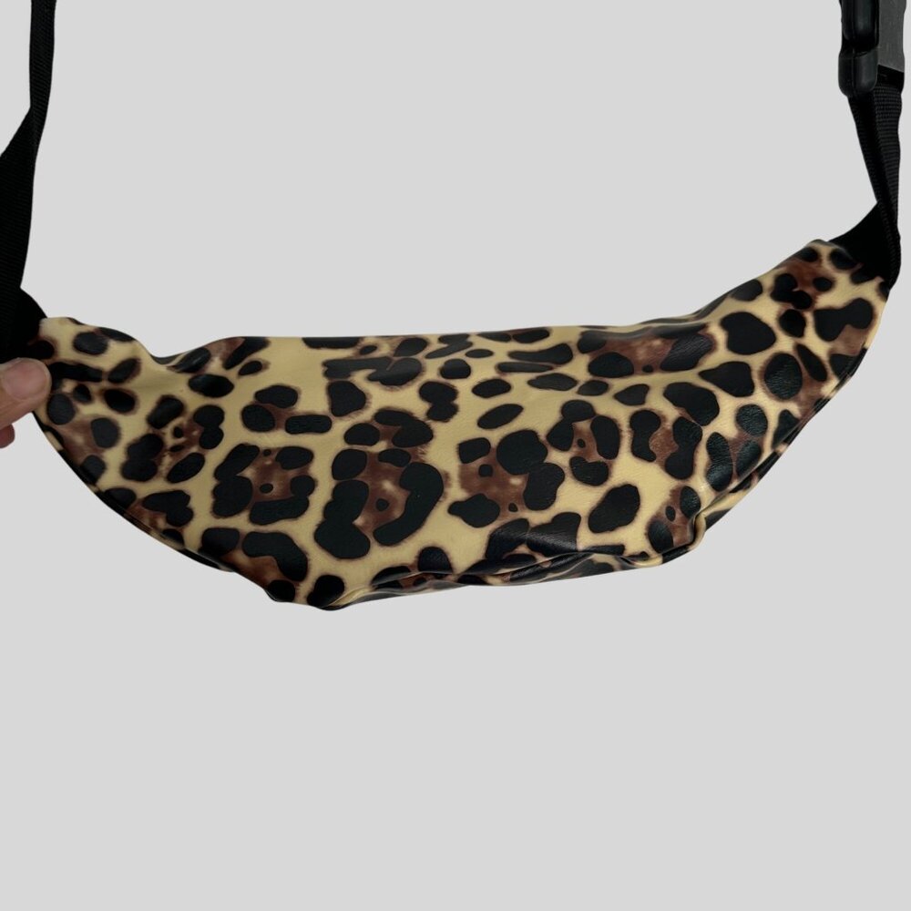 Leopard Print Adjustable Waist Fanny Pack With Zipper Closure & Black Strap - Picture 4 of 6